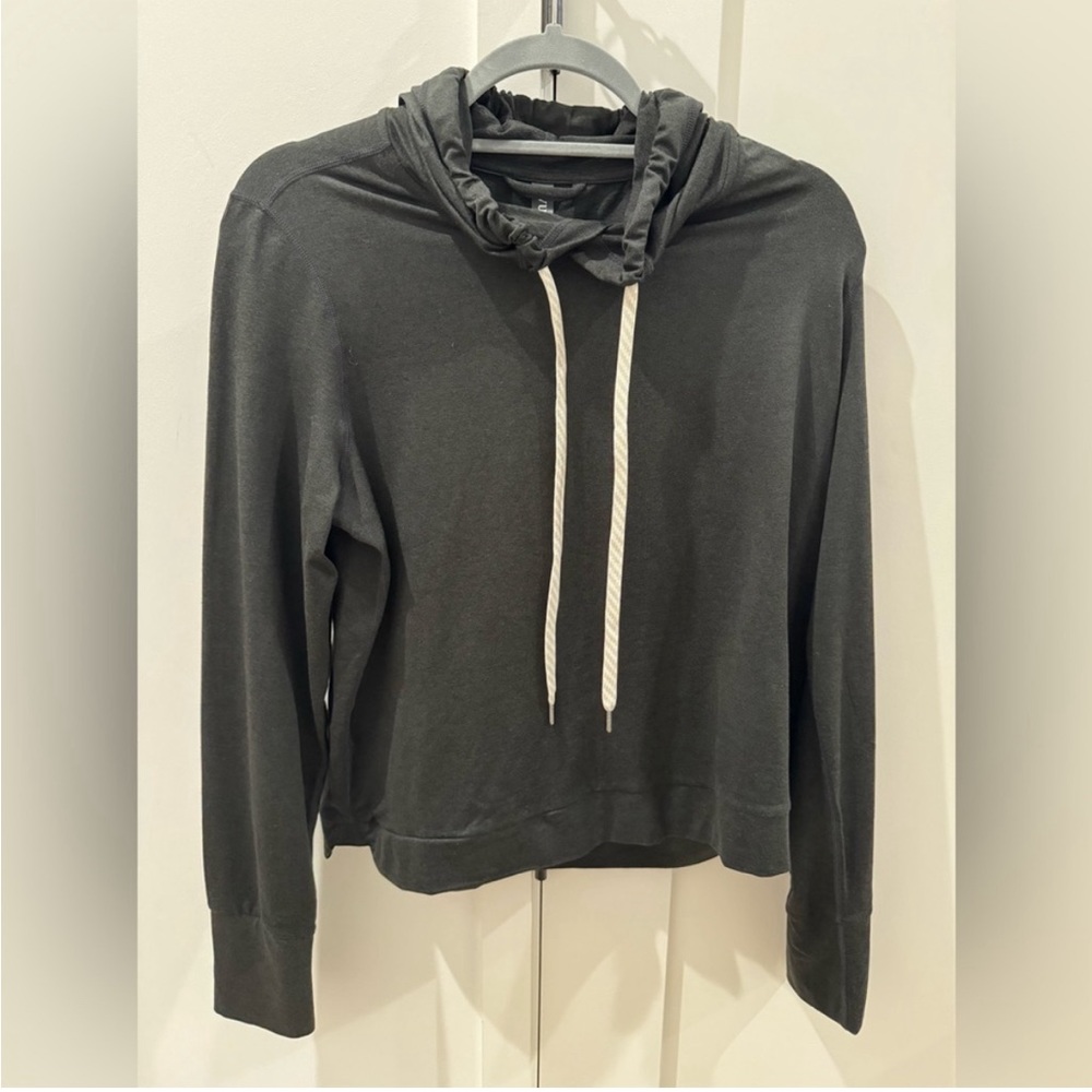 Vuori Large Hallo Essential Black Hoodie. 🖤
